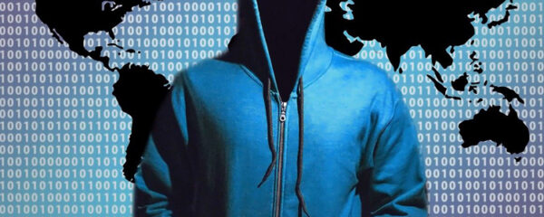 hacker sans visage portant un manteau à capuche