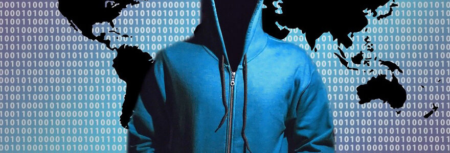 hacker sans visage portant un manteau à capuche