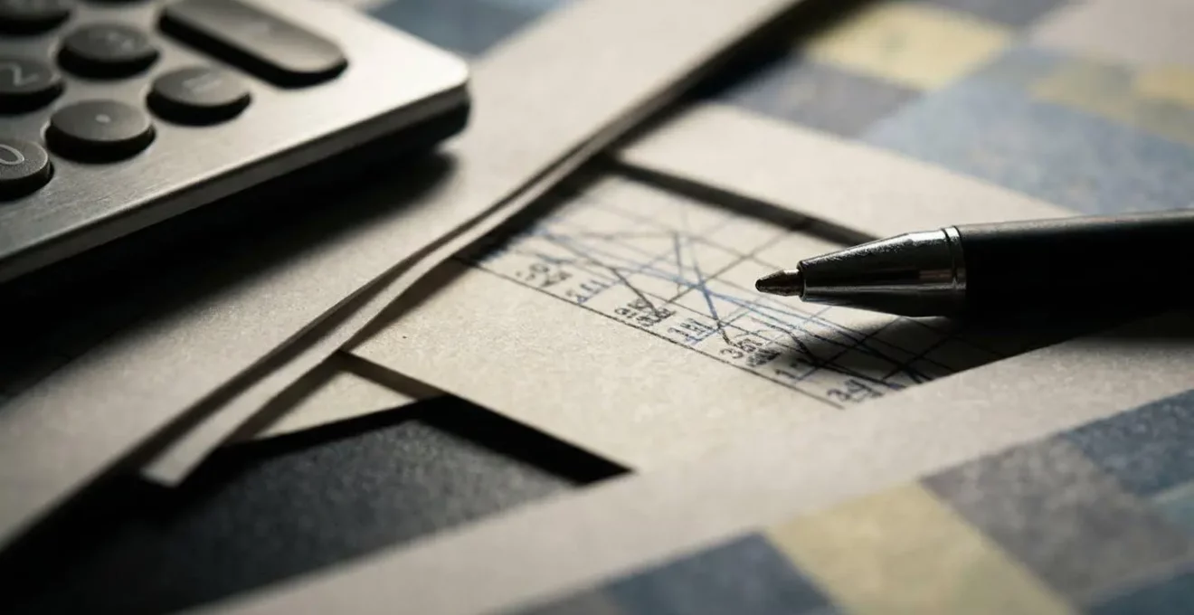 Vue macro de documents financiers avec calculatrice et graphiques