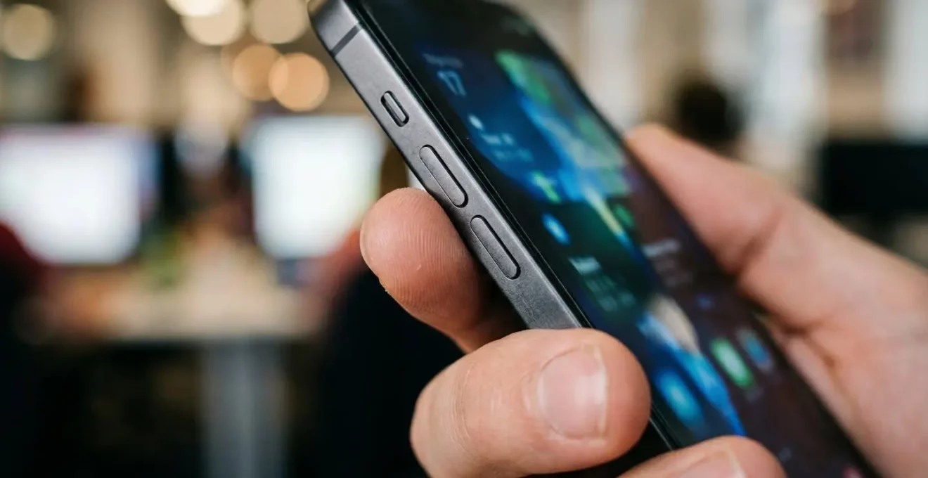 Gros plan sur smartphone affichant une authentification à deux facteurs avec token flou