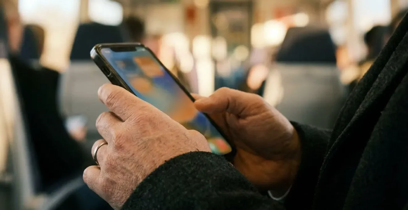 Personne révisant sur smartphone dans les transports en commun avec application d'apprentissage